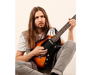 Max Gustav Gugenhan on Aria Guitars